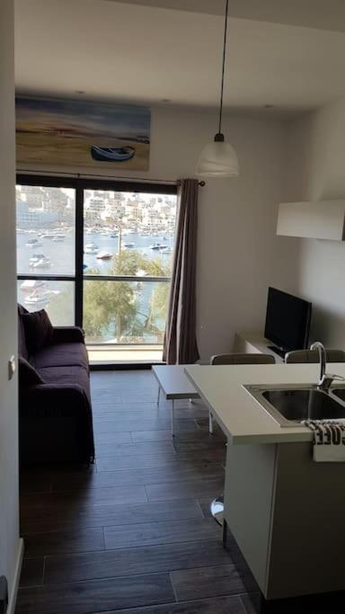 New 1 Bedroom Seafront In 2 شقة خليج سانت بول
